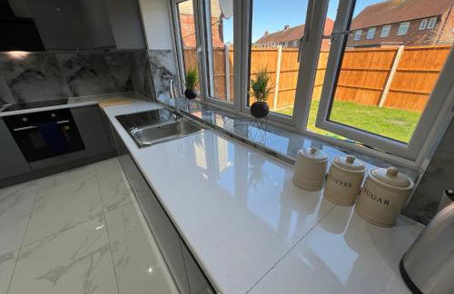 Brand New, Immaculate 3 Bed 3 Shower room House - Foto 19