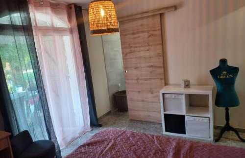 Magnifique villa avec piscine 10x5 m sur 1800m2 de terrain avec parking privatif cuisine recente equpee 3 chambres dont 2 parental au rdc avec wc separe pas de vis à vis terrain de petanque bbq climatisation jeux enfants - Photo 13