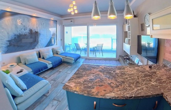 Deluxe Beach Apartment- Sleeps 2 & Private Terrace - Foto 8