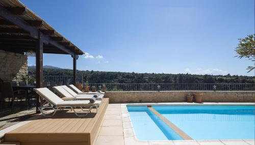 Ilys Home, a Country-chic Retreat with Pool & BBQ, By ThinkVilla - Foto 2, sunbed