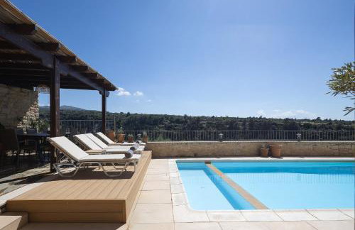 Ilys Home, a Country-chic Retreat with Pool & BBQ, By ThinkVilla - Photo 2