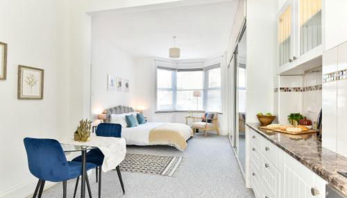 Ground Floor En-Suite Room with a Private Kitchen and Parking in a 5-Bedroom House at Hanwell - Foto 4