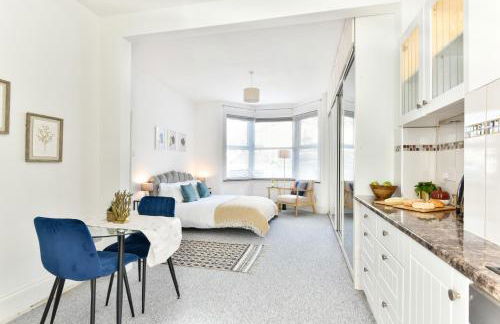 Ground Floor En-Suite Room with a Private Kitchen and Parking in a 5-Bedroom House at Hanwell - Foto 4