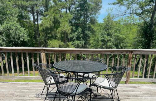 Charming Renovated Home Near Fayetteville, Rustic Retreat for Families - Foto 14