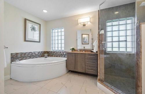 Across from Beach - Renovated Coastal Home, Gourmet Kitchen & Jetted Tub - by Maven Vacation Rentals - Foto 15