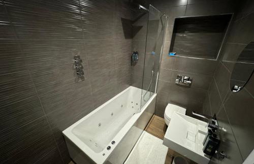 Southgate Luxury Apartments-Jaquzzi Bath-Private Parking- suitable for contractors - Foto 75