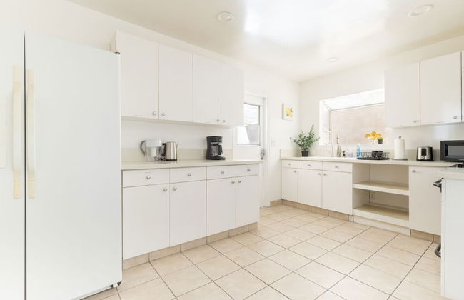 Charming Spacious Home - Modern Comforts, Prime Location - Photo 22