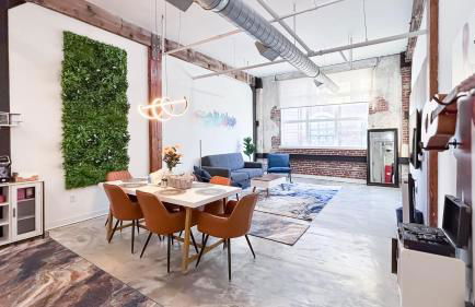 The Stallion #106 - Walk to Museums, Luxe Loft with free gated parking - Foto 15