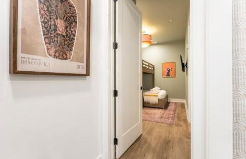 Here You Come Again by Stay Local Nashville - Foto 31