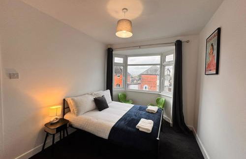 Large New 5 Bedroom 2 Bathroom House in Central Southampton - Free Parking - Foto 1