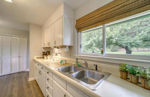 Centrally Located Brevard Home with Deck and Fire Pit! - Foto 7