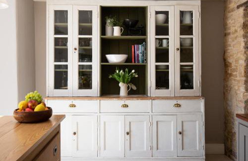 Gleneda Cottage - a renovated, traditional Cotswold cottage full of charm with fireplace and garden - Photo 11