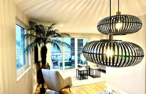 Exclusive Marina View Apartment Free Parking - Photo 17