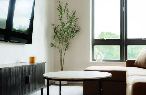 Above The Roots - Stylish 1BD on the Square - Foto 25