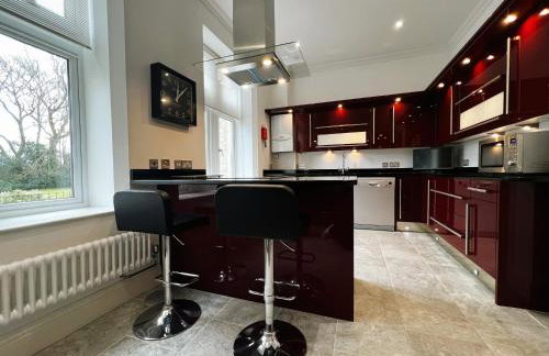 2 Shanklin Manor - Ground Floor apartment overlooking Park in Shanklin Old Village - Photo 3