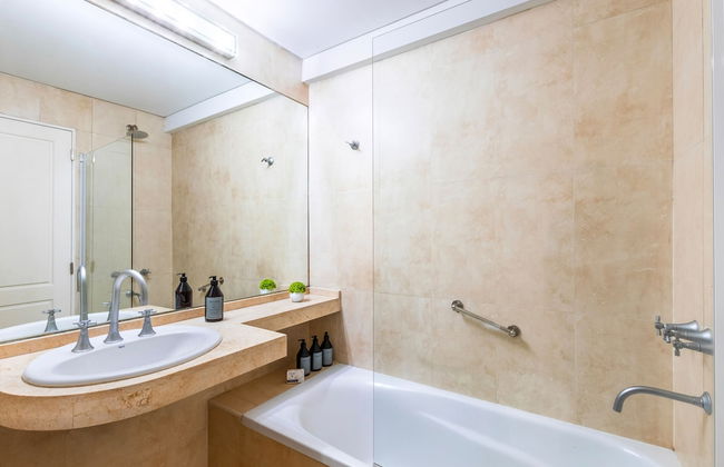 2BR Family Apt Puente de la Mujer View - Foto 25