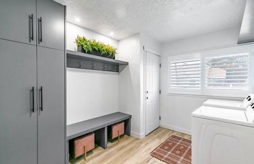 Modern Rustic Stay with Hot Tub near Downtown - Foto 12