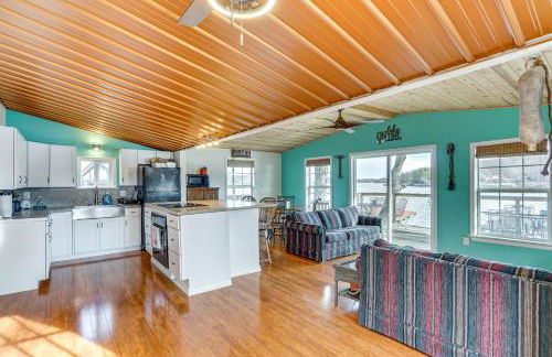 Fish and Boat on Lake of the Ozarks Waterfront Home - Foto 6