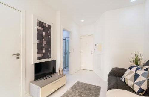 Sleek Apartment with Balcony by HostWise - Foto 17