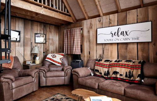 Rustic-Modern Chalet w/ Fire Pit, Deck & Views in Slanesville, WV - Foto 24