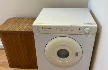 1 bedroom budget homely apartment, with free private parking and long term deals available - Foto 7