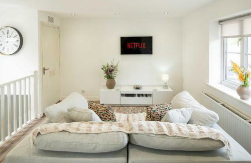 Loughton Hideaway: Cozy 1BD Near Tube & Nature - Foto 15