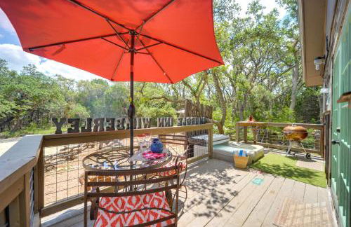 Snuggle Inn Wimberley Cabin with Fire Pit and Deck - Foto 20