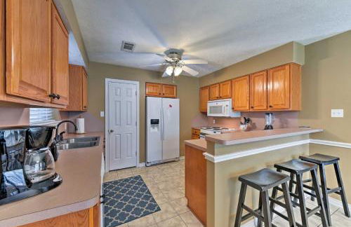 Cozy College Station Home with Patio and Fireplace - Foto 7