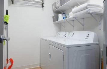 Stylish SoBo Condo - Steps to Main St - Foto 9