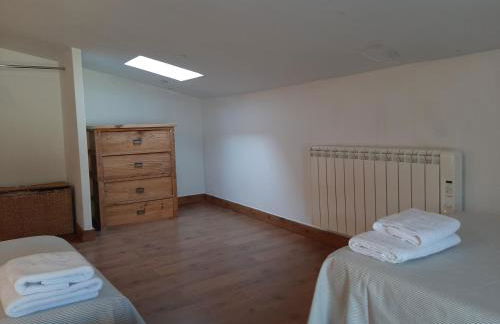 Casa con patio y chimenea en Piedralaves - Photo 33