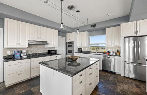 Oceanfront Galveston Beach House Steps to Sand! - Foto 10