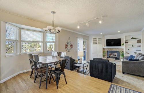 Deep Blue Spacious Escape w Hot Tub & Playground - Foto 13