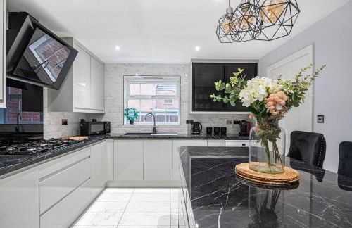 The Roost Group - 8-Bed Home, 5 Mins to M25&A13 - Foto 4