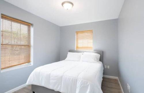 Gorgeous Waterfront 3 Bedroom, 1.5 Bathroom Unit. - Foto 27