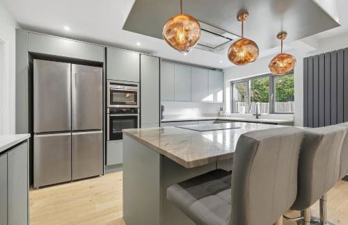 Month Stays, Free parking Luxury 4 Bed - Photo 29