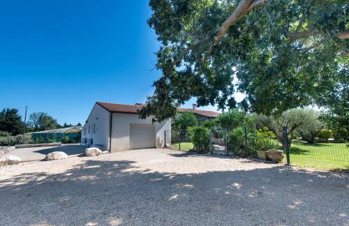 Villa l'ESTEL charme provençal, 15 pers, piscine privée & aire de jeux, au coeur du triange Arles-Avignon-Nîmes - Foto 14