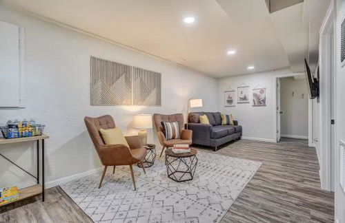 Quiet Basement Retreat | King Bed, Firepit, Yard - Foto 4