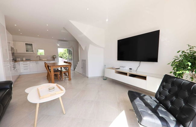 Superb Vacation Home With Pontoon - Photo 25