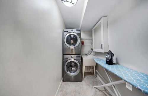 Tropical Villa Retreat with Private Pool & Peaceful Backyard - Stylish Escape in a Tranquil Residential Area - Foto 25