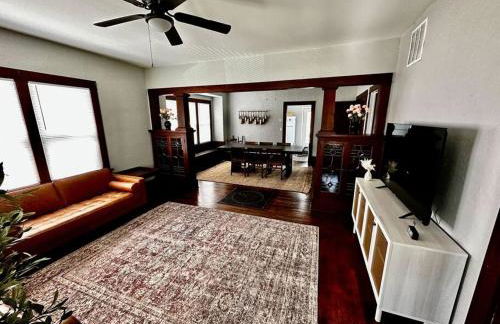 Mrs. Hughes Cottage - 2 bedroom House w/ parking - Foto 3