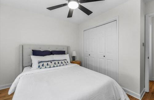 Comforting Lakeside Retreat in Gated Community - Foto 20