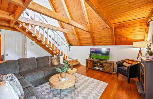 Charming A-Frame Cabin w Hot Tub & Mountain Views - Foto 8