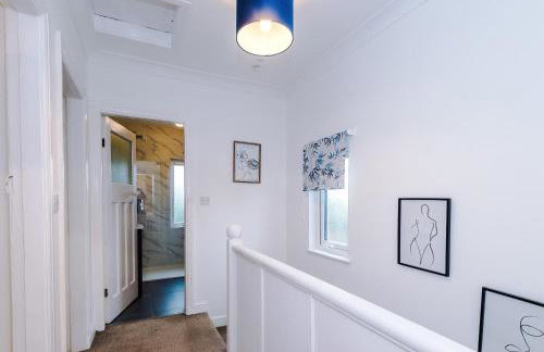 Spacious 3 Bed Home in Great Location by 53 Degrees Property - Ideal for Business with Parking - Foto 27