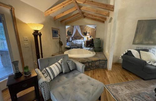 C19, One bedroom luxury, log-sided Couple's Cottage with private hot tub and unique extras cottage - Foto 16