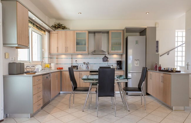 Bright & Spacious two-floor Family Garden Home - Foto 16