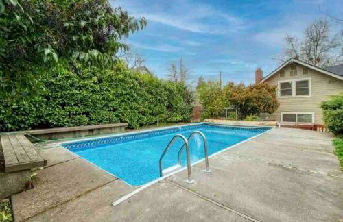 Medford Home And 2 Condos With Pool - Photo 38