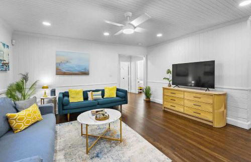 Chic Modern Cottage Near Downtown and Beaches Family - Photo 6