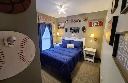 King Bed In Main Floor - Downtown Vacation Rental - Foto 50