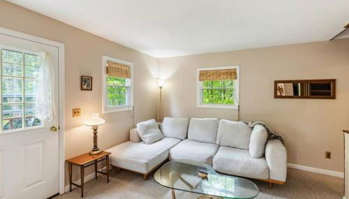 Lakefront with Lots of Light and Private Dock Access - Foto 2