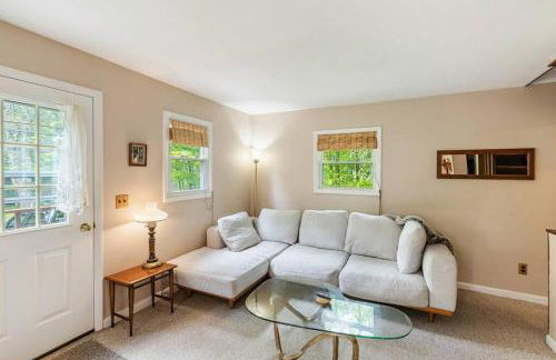 Lakefront with Lots of Light and Private Dock Access - Foto 2